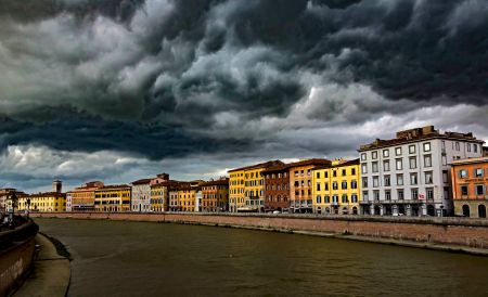 _E7A6772 Storm clouds over the Arno River in Pisa web ready